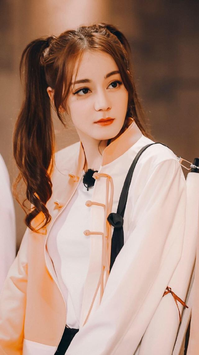 26岁的迪丽热巴气质满满一袭复古风的上衣清新自然少女感爆棚