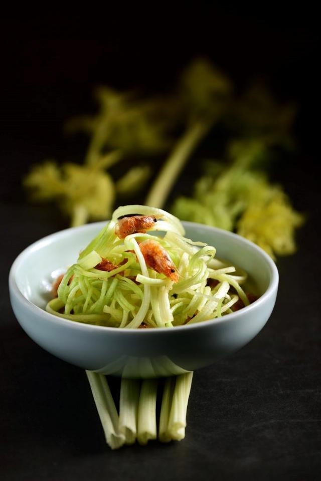 地区的地道家常端上餐桌,小河虾鲜嫩细滑,搭配脆爽的青岛马家沟芹菜