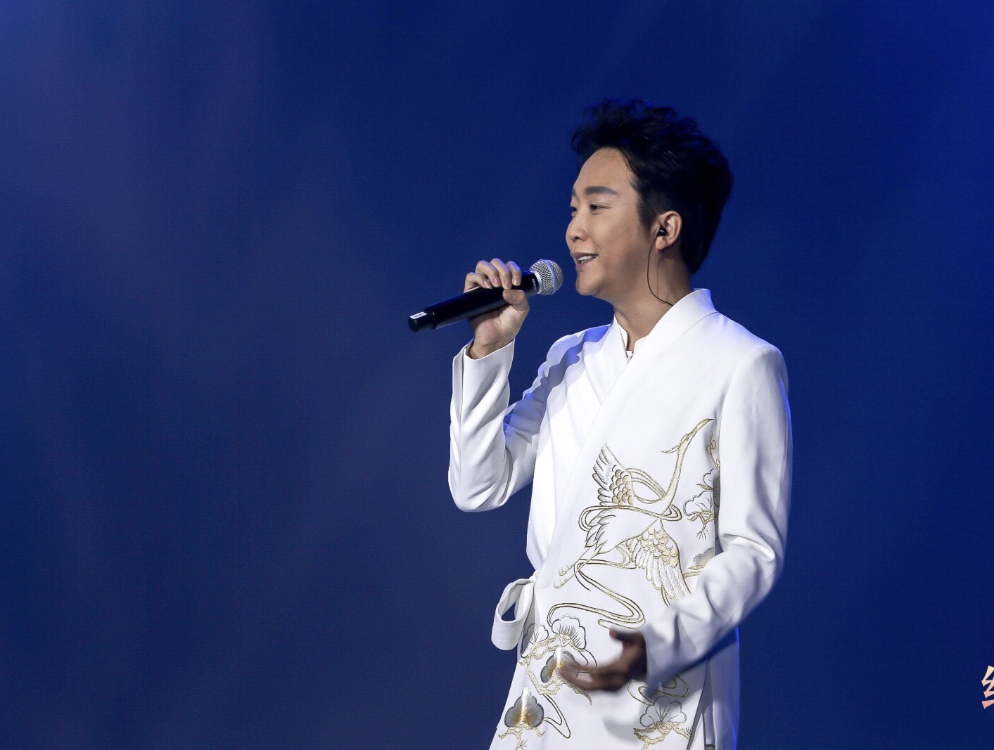 国风盛典李玉刚再燃全场白衣金鹤外套帅气干练网友这次是型男啊