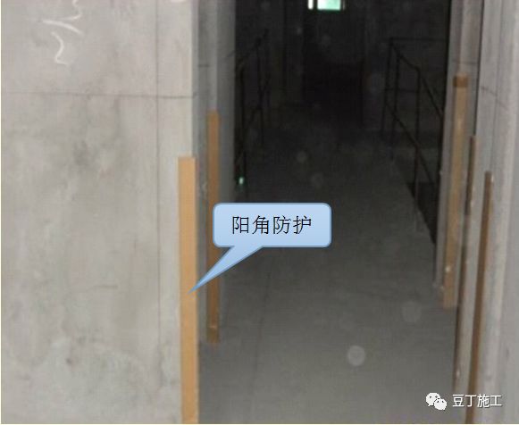 如设计无内墙批白,应在如下部位做内墙抹灰修饰带或修饰块:1,内阳角