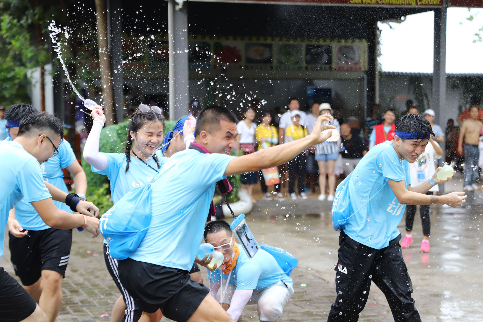 冰桶挑战炫彩泡泡东莞观音山网红玩法引众游客狂欢消夏