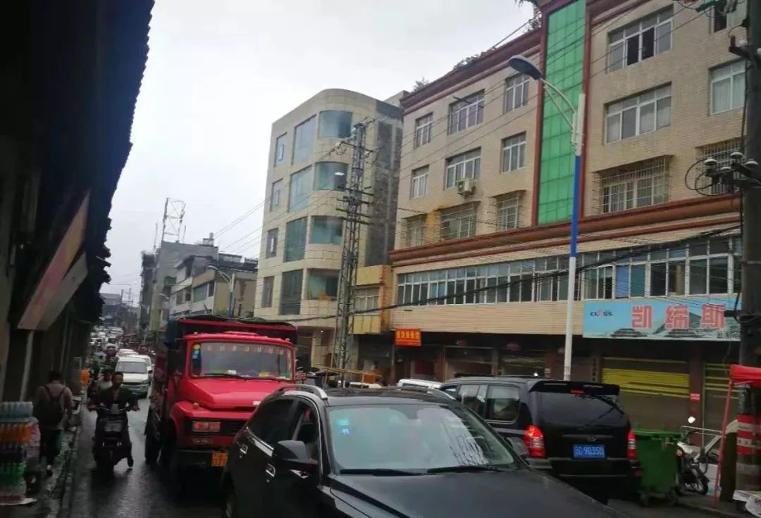 镇雄曾经最热闹的一条街如今交通拥堵占道经营无人管