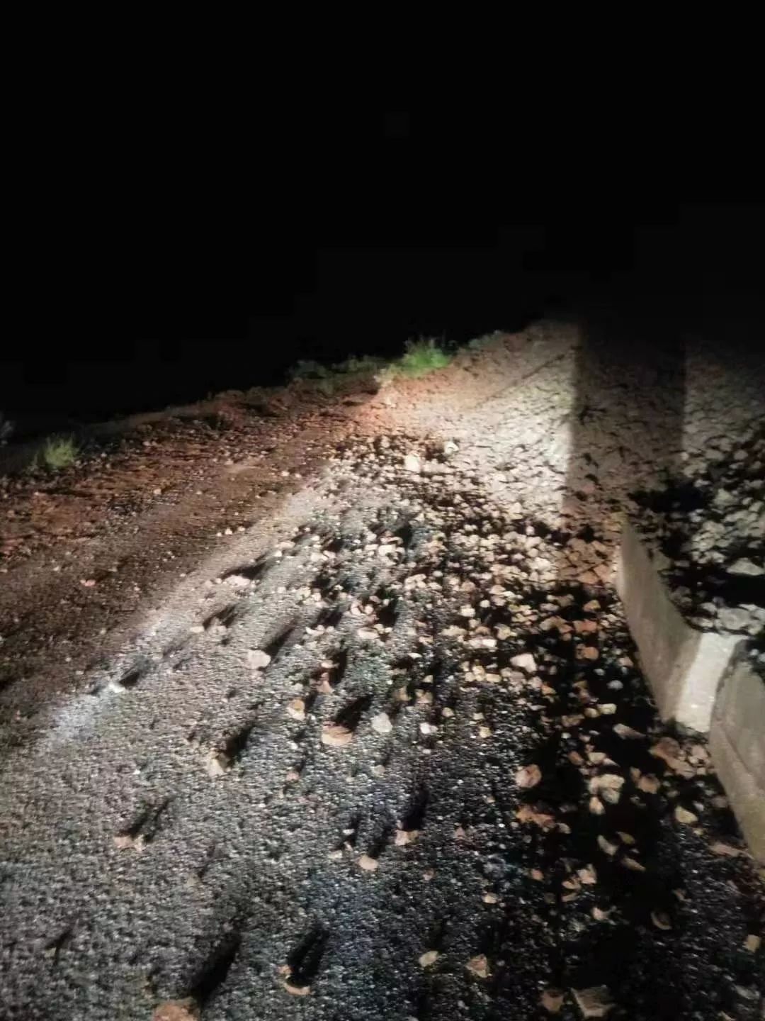 暴雨导致曲靖一山体塌方道路中断