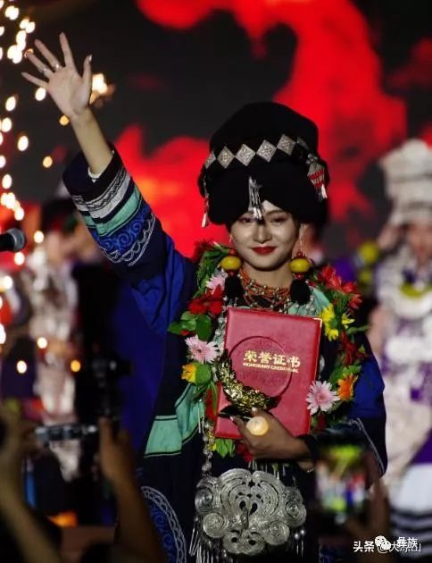 阿的伍沙蔡易夺得西昌中国彝族传统选美大赛冠军