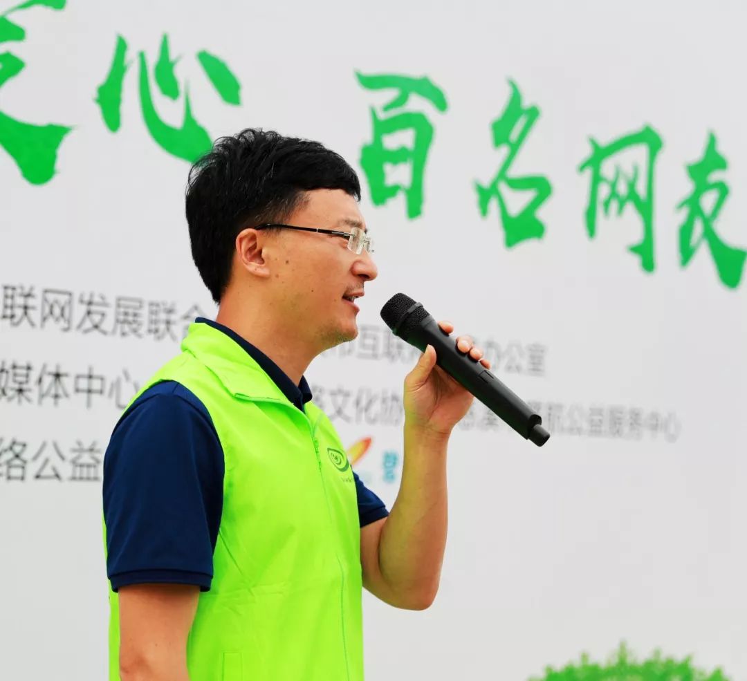 270余位网友代表一起走上街头,为户外工作者送上800份清凉礼包,每个