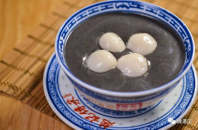 黑芝麻汤圆,芝麻糊够浓够滑,汤圆软绵绵,里面的馅不会太甜,刚刚好,正!