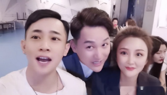 与主持人张洪波,浩纹和好,张洪波和浩纹与吴迪合拍视频,表示吴迪永远