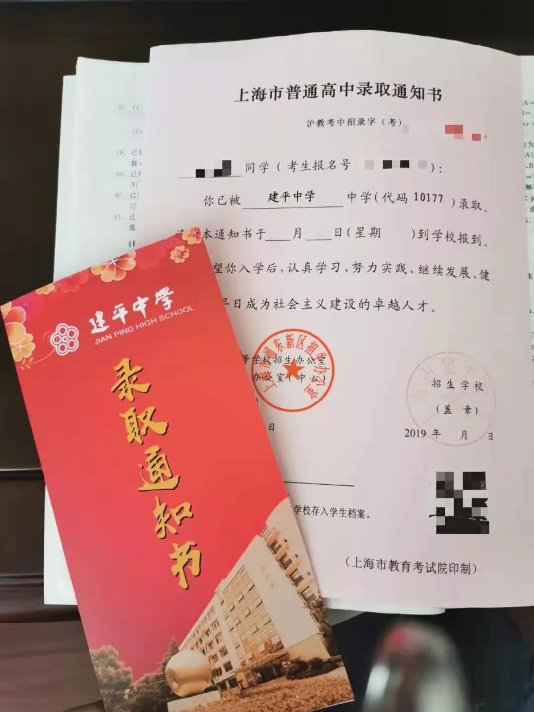 搬好小板凳围过来: