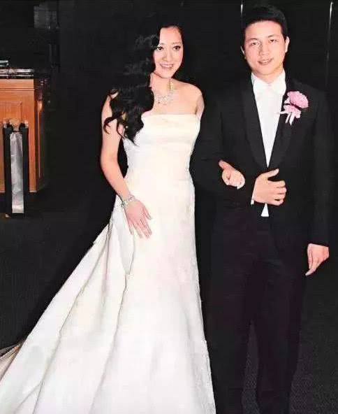 邱咏贤陪家人吃饭邱咏筠邱咏麒盛装出席许清池全程陪同不抢镜