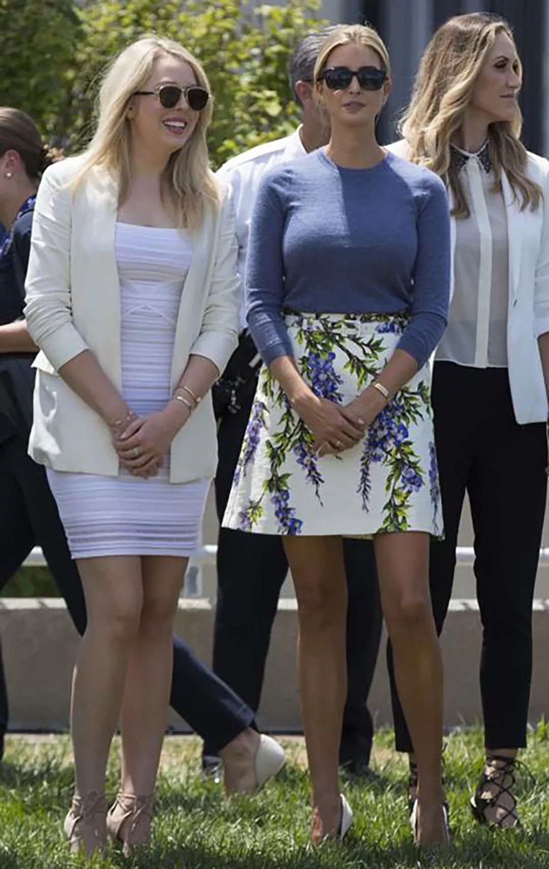 37岁伊万卡外在条件过硬,外套都快穿变形了,曲线得有多优秀!