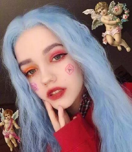 长一张精灵脸的俄罗斯少女,都拜倒在她的彩虹眼影和神仙发色!_粉色