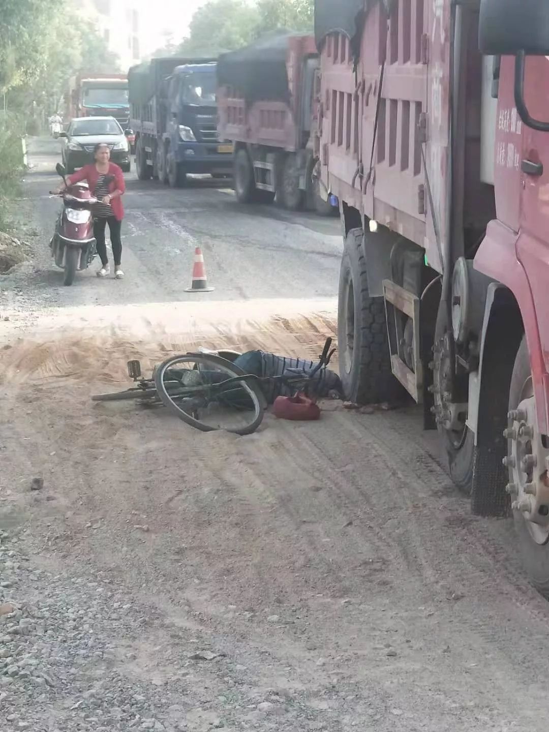 惨!赣县南塘发生一起交通事故,一人头被运沙车碾压致死