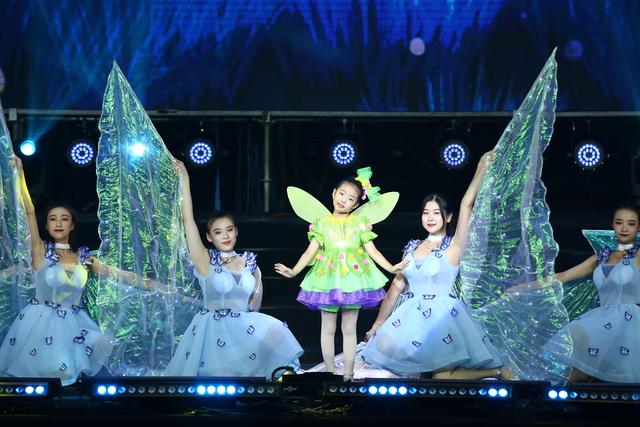 骄傲少年毛雅轩扮上小小萤火虫舞动翅膀点亮童梦