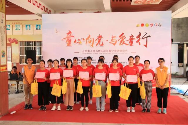 诗朗诵《童心向党》合唱《you are my sunshine》手语操,话剧等精彩