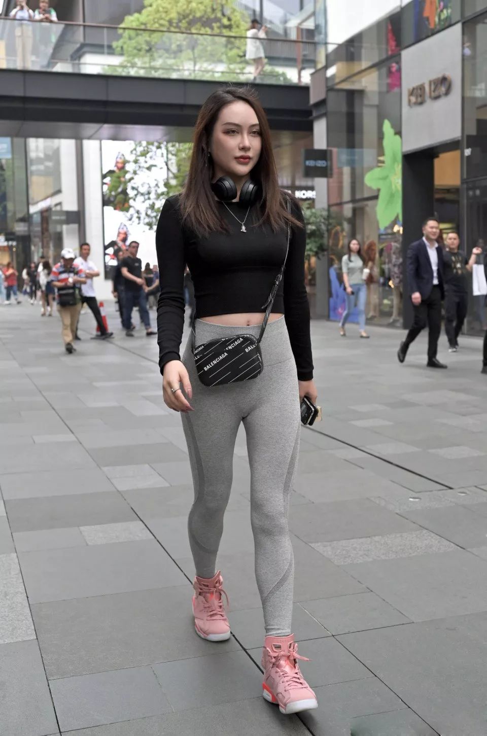 街拍美女:瑜伽裤搭配打底衫,勾勒出小姐姐紧致好身材