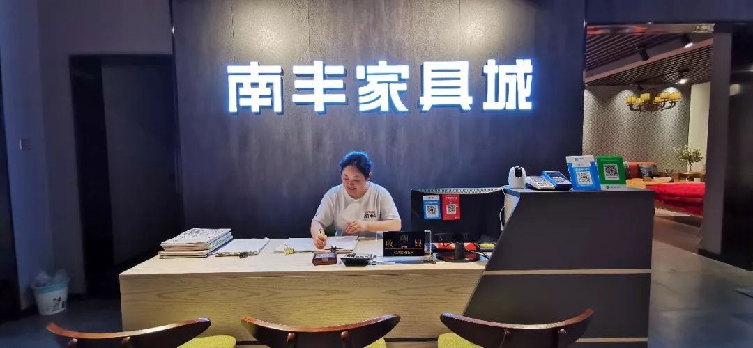 主打品种重装开业后,源潭南丰家具主打南丰榉木系列,胡桃木系列家具.