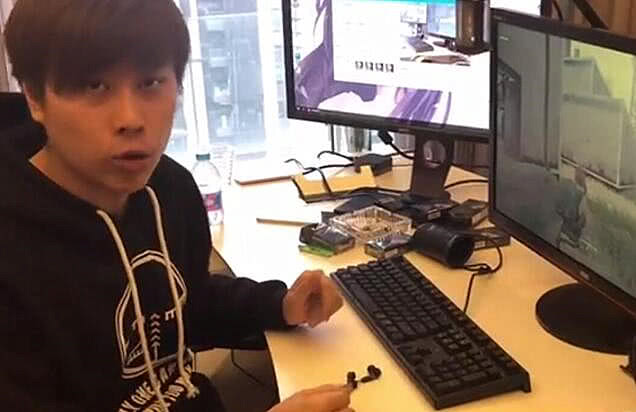 粉丝看球赛偶遇卢本伟uu看到他们的合照后网友开哥瘦了