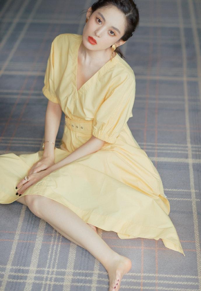 原创27岁古力娜扎又惊艳穿一袭鹅黄复古裙妆容精致路透照美出众
