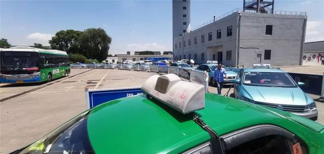 更加便利路小西和晨曦送清凉给在路桥机场烈日下的出租车司机们路小东