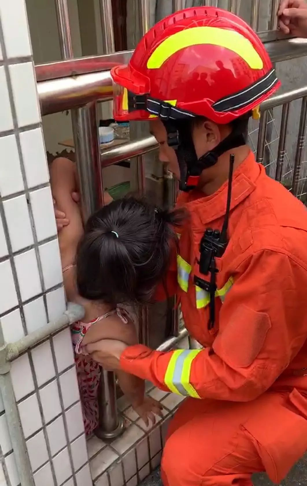 河源一女孩身体被卡护栏下!取不出来!