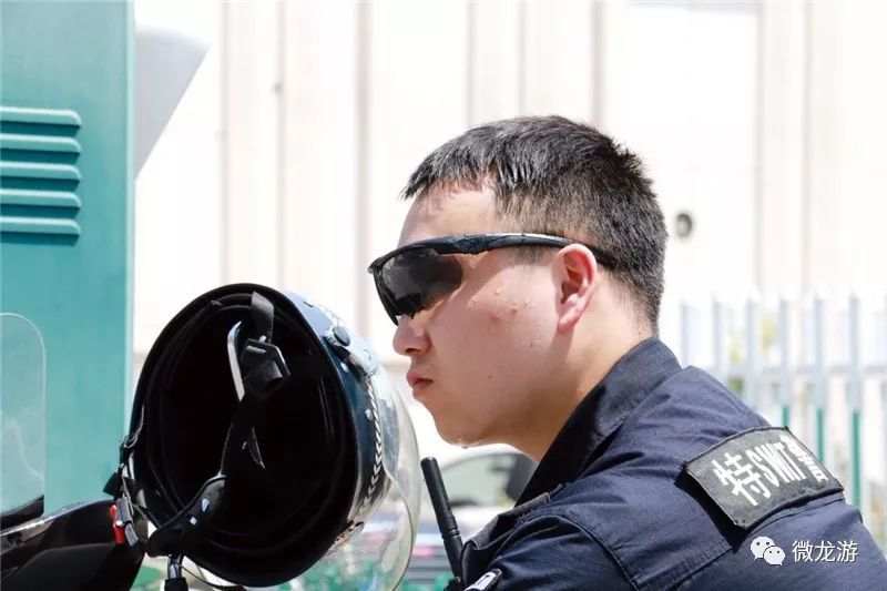 11:00,傅林洲的警服已湿透,食堂门口匆匆洗了把脸,赶紧进去排队.