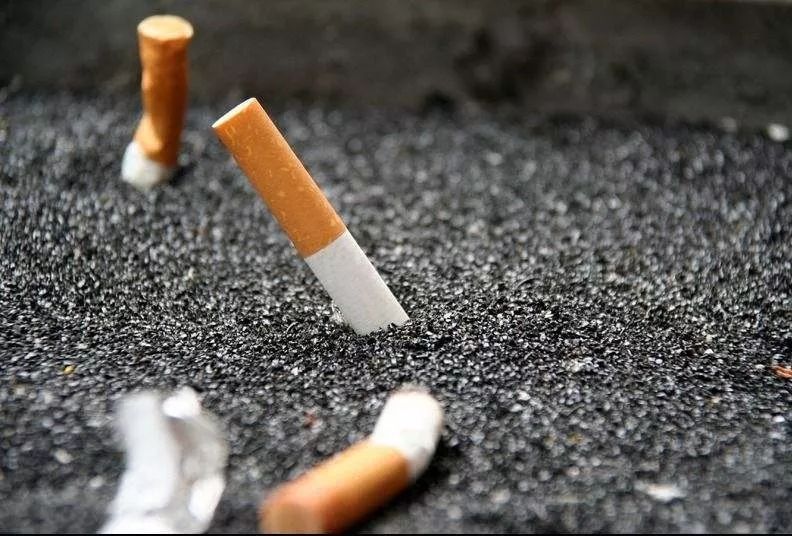 烟灰撒在地上抽第一根烟的时候烟头的咬痕多且明显染料涨价的事情仍旧