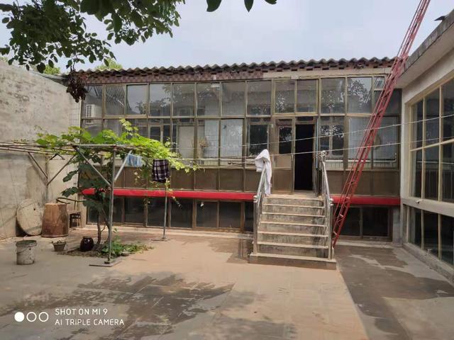 地址,东塔影村东.紧挨高邑智能港.环境优雅,核桃树婆娑,刚刚装修完毕.