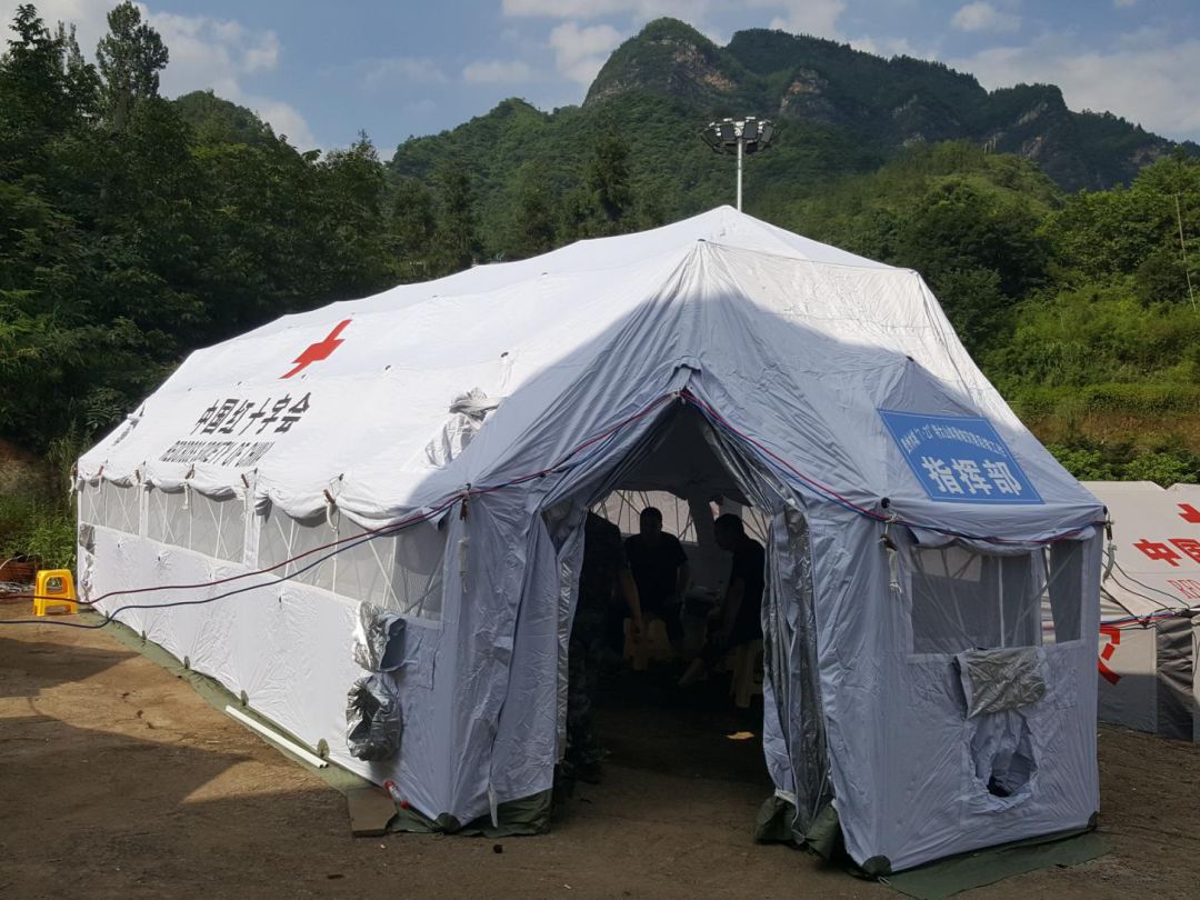 收集营地垃圾组装卫生厕所搭建12平方米救灾帐篷六盘水市政府副市长