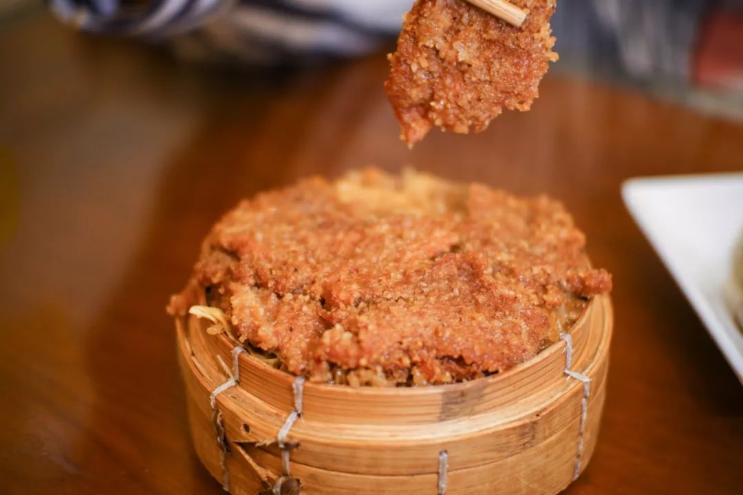 渣肉蒸饭甜咸适中,渣肉裹着糯米饭的清香,让人驻足,若是搭配豆浆或豆