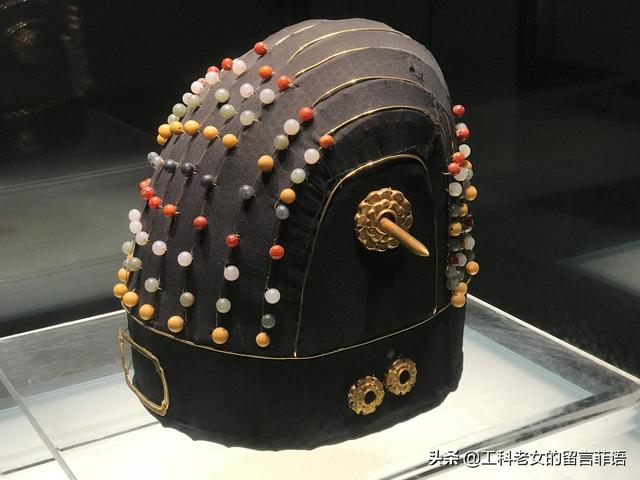 皮弁冠冕金镶宝石白玉镂空云龙纹帽顶,此为元皇室之物,由梁庄王的老爹