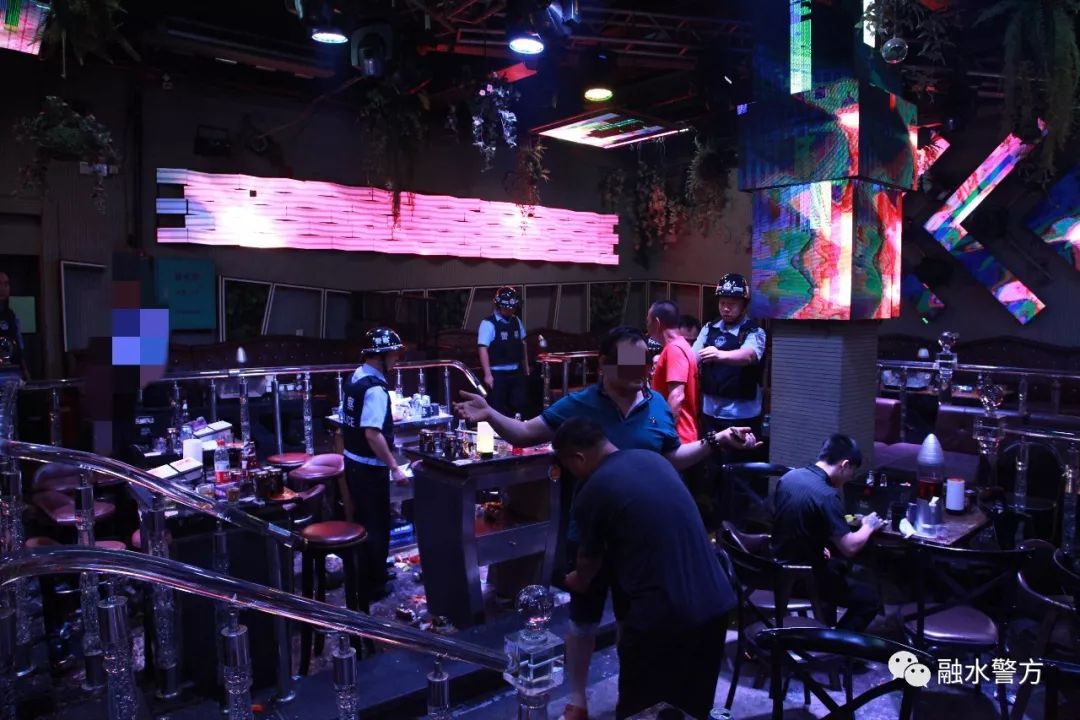 连日来,融水警方连续接到群众报警称:辖区体育公园附近某酒吧内有人