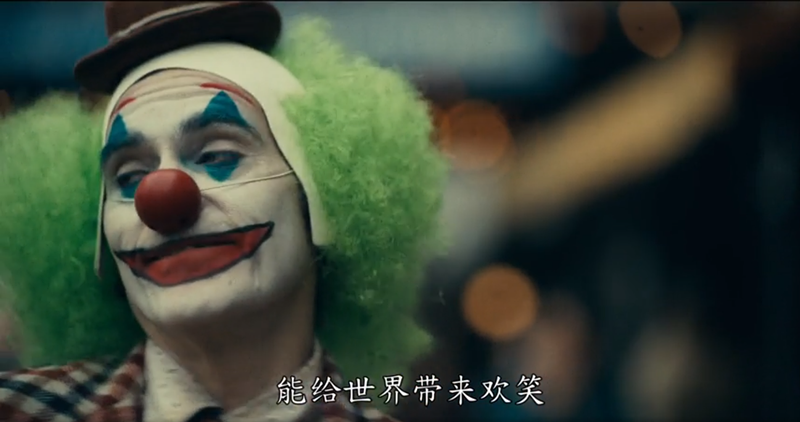 预告片中依旧保持着哥谭镇阴暗的画风,少年蝙蝠侠和小丑有相遇过.