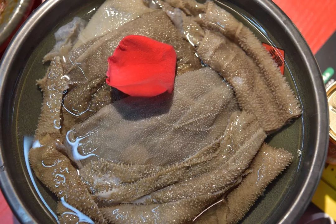 毛肚肉感厚足在锅中涮上七上八下之后,熟度刚刚好入口新鲜嫩滑一口就