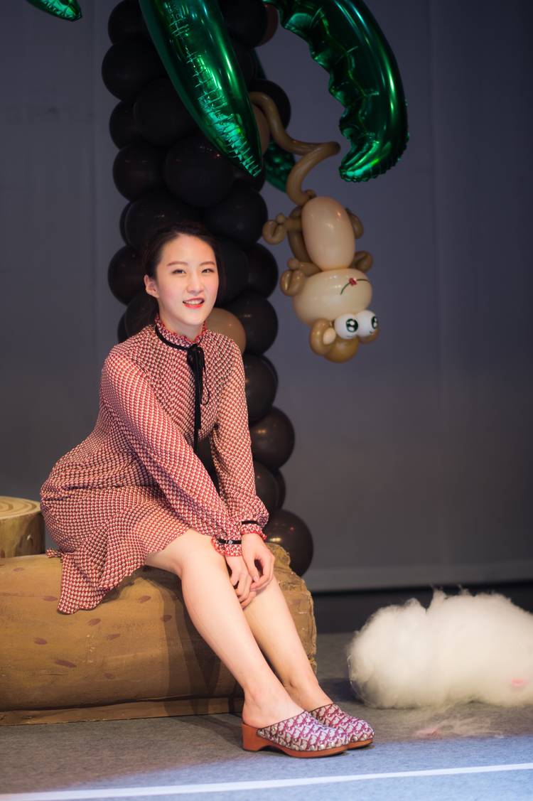 95后女演员胡晟益舞台剧照曝光,修长美腿吸人眼球