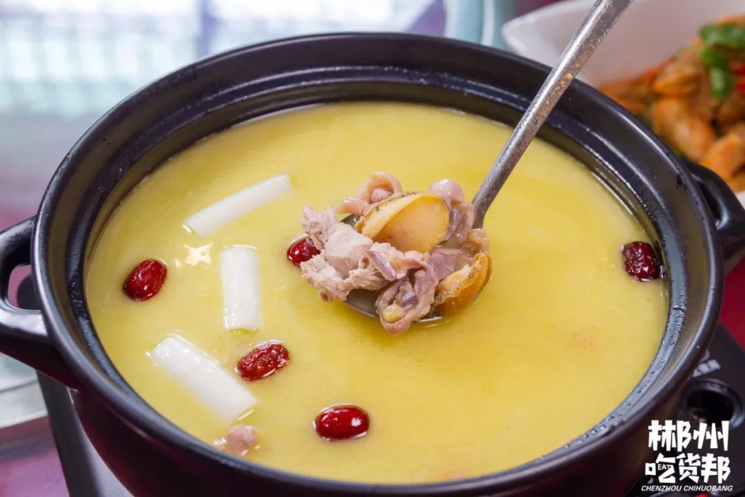 鲍鱼遇上飞草鸡,长时间熬煮出的汤底浓郁金黄,光是看着这满满一煲高汤