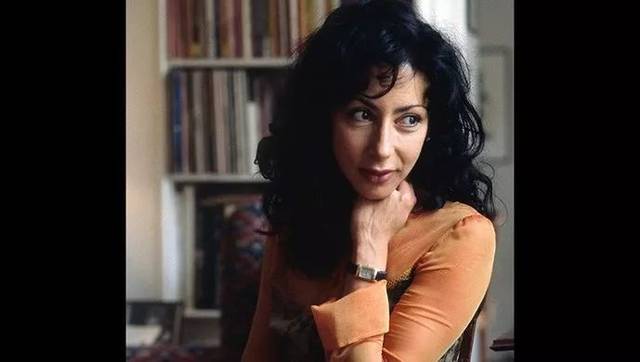 她是演员出身的编剧却被法国总统钦定写传记