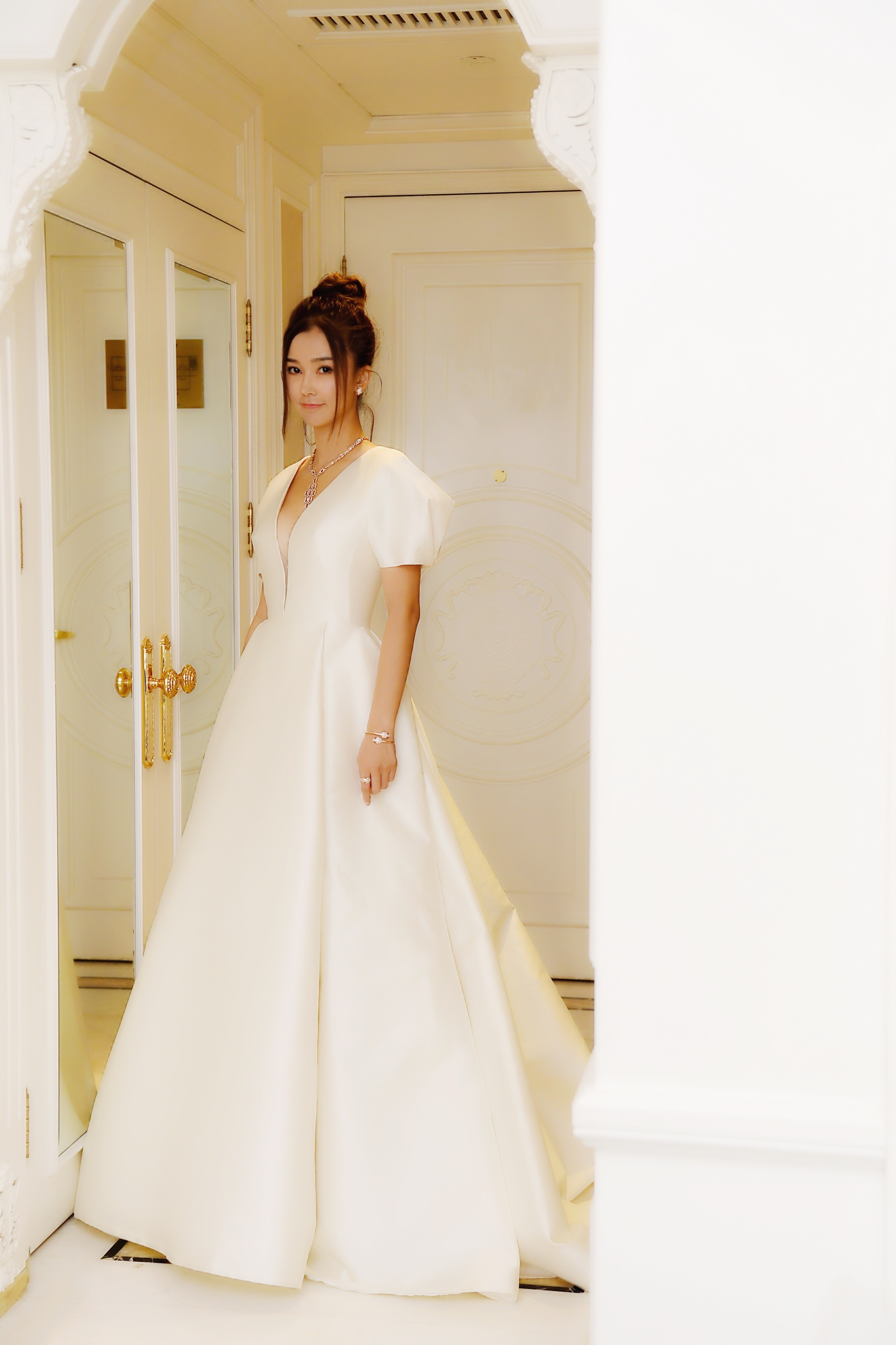 姚星彤出任成龙电影周颁奖嘉宾 一袭白裙清朗灵动