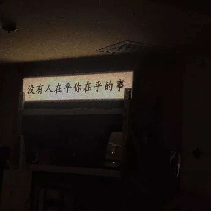 背景图再热闹的街一个人走也是孤独