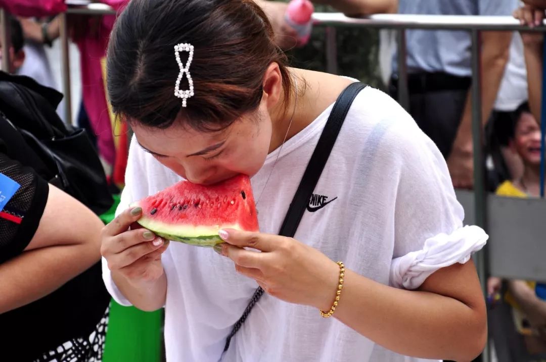 大型吃瓜现场实况曝光!以下为纯享版推送.