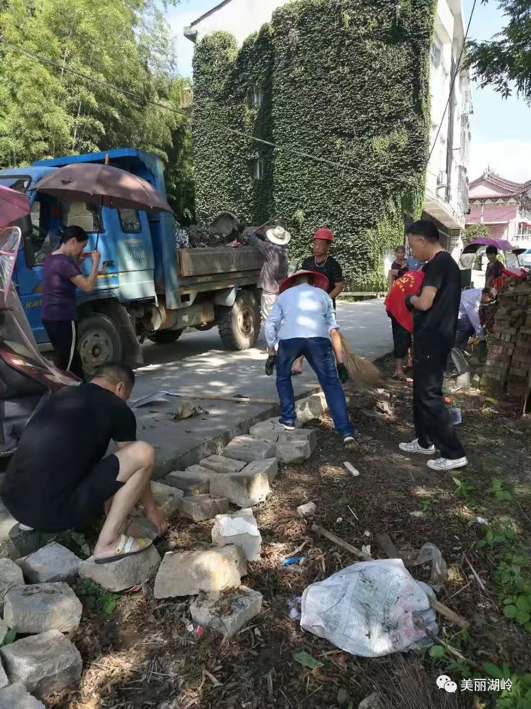 酷热难挡湖岭干群红马夹