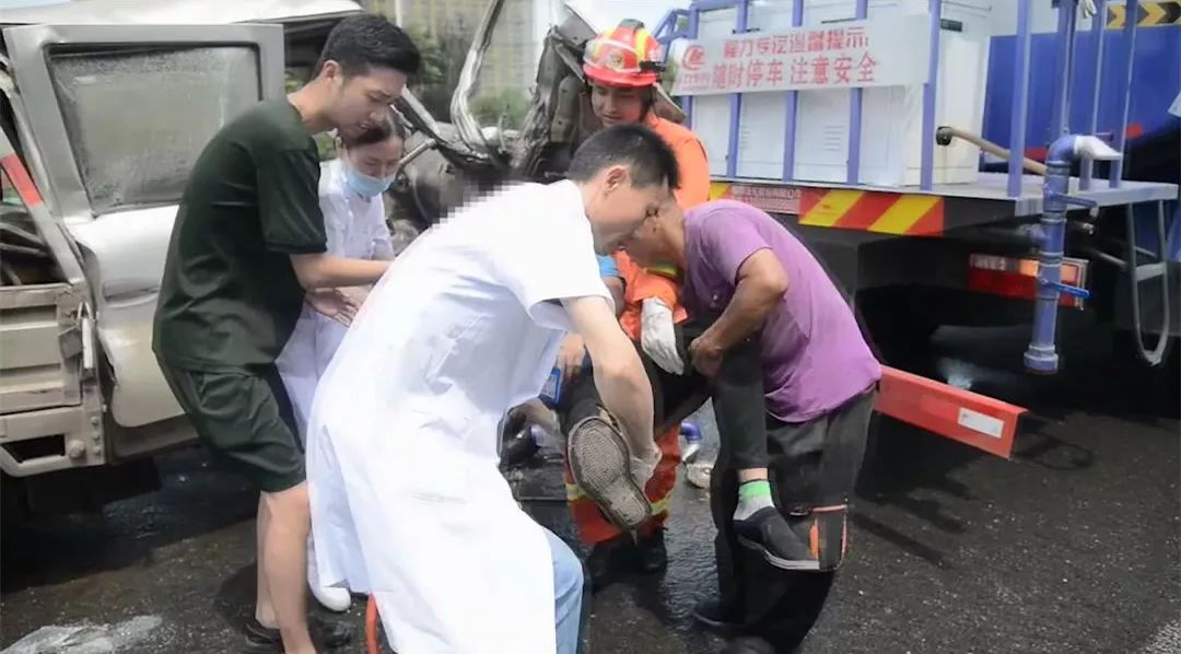 205国道发生严重车祸男司机被卡死在车内血流不止