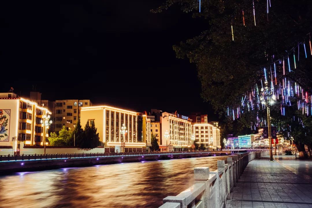 城市就是景区 马尔康"夜色撩人"_夜景