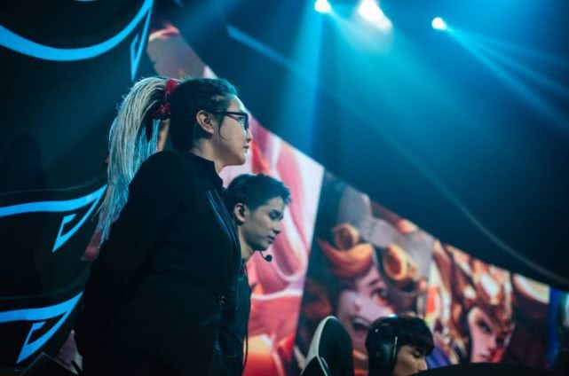 王者联赛唯一女教练虎妞世冠杯淘汰赛解说结束,评论两极化