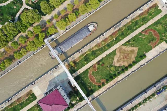 中心岛区围绕两条沿河通廊打造春季景观 种植各类花木春天人们在沿河