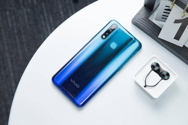 在电池方面,vivo z5x内置了5000mah超大电池,比红米note7 pro续航更
