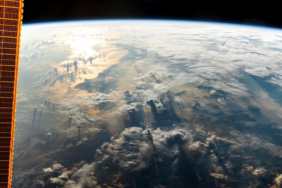 以400公里高度俯视地球,国际空间站路过赤道,出现另一番风景
