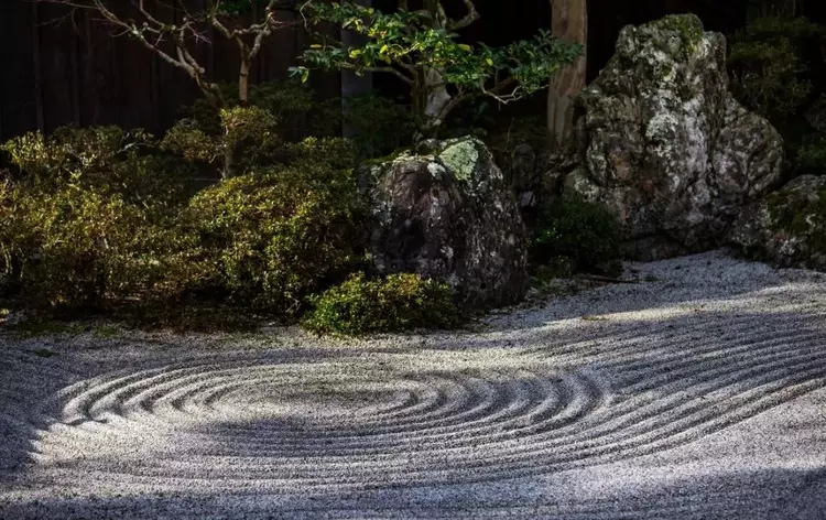 山水中没有一滴水以自然风景石黑山石与砾石进行表现的庭园形式枯山水