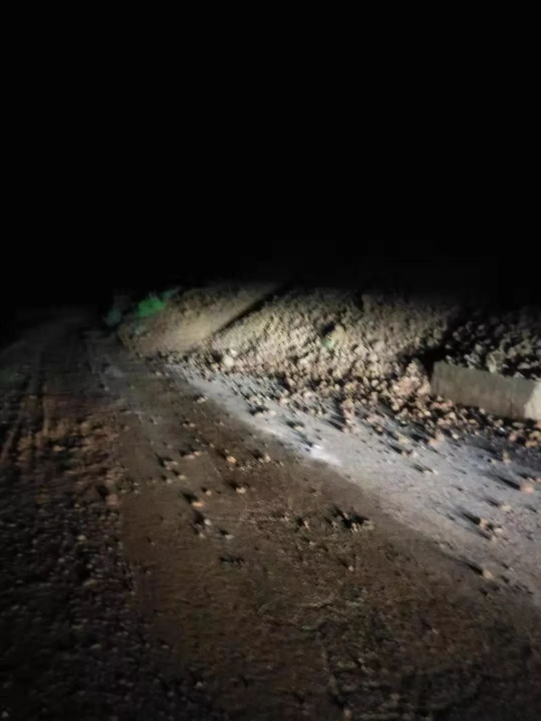 暴雨导致曲靖一山体塌方道路中断