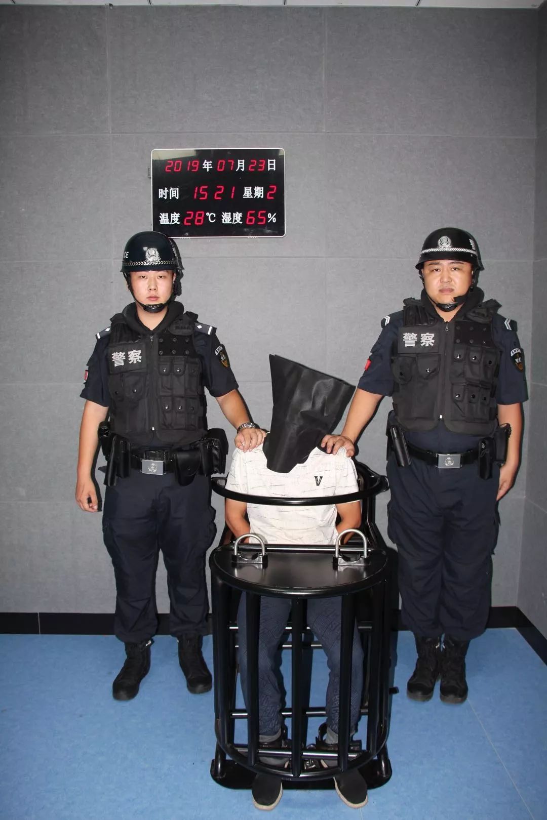 犯罪嫌疑人在审讯室接受讯问亡命天涯:四处逃亡打工时漂白身份杀人