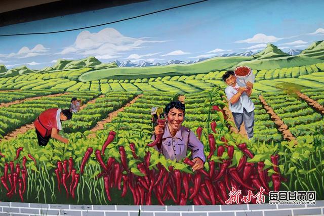 西北师大以墙绘创新文化扶贫新模式为礼县乡村带来新气象